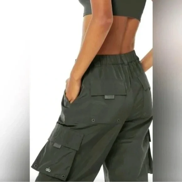 Alo yoga it girl cargo jogger pants size xs - Picture 2 of 3